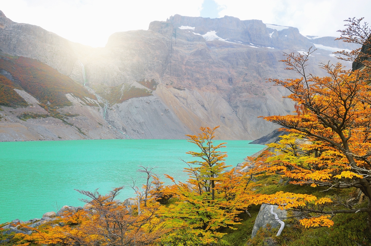 Hermana Mayor Y Menor De La Mano Y Viendo El Lago En Otoño Fotos